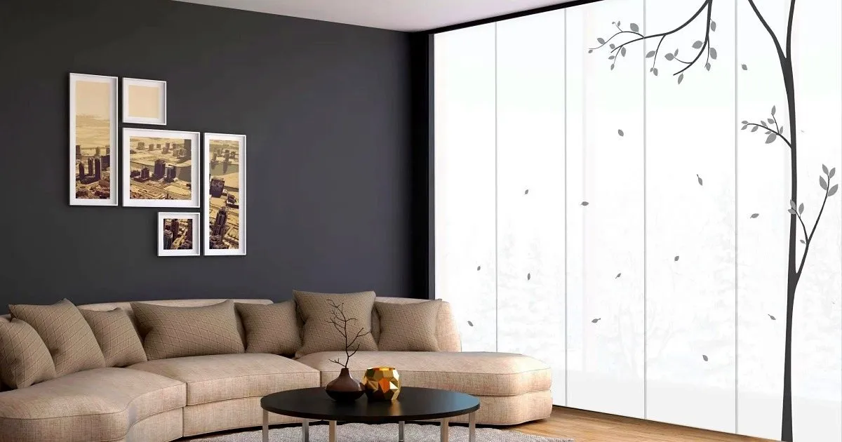 Sala de apartamento remodelado con acabados claros y luz natural