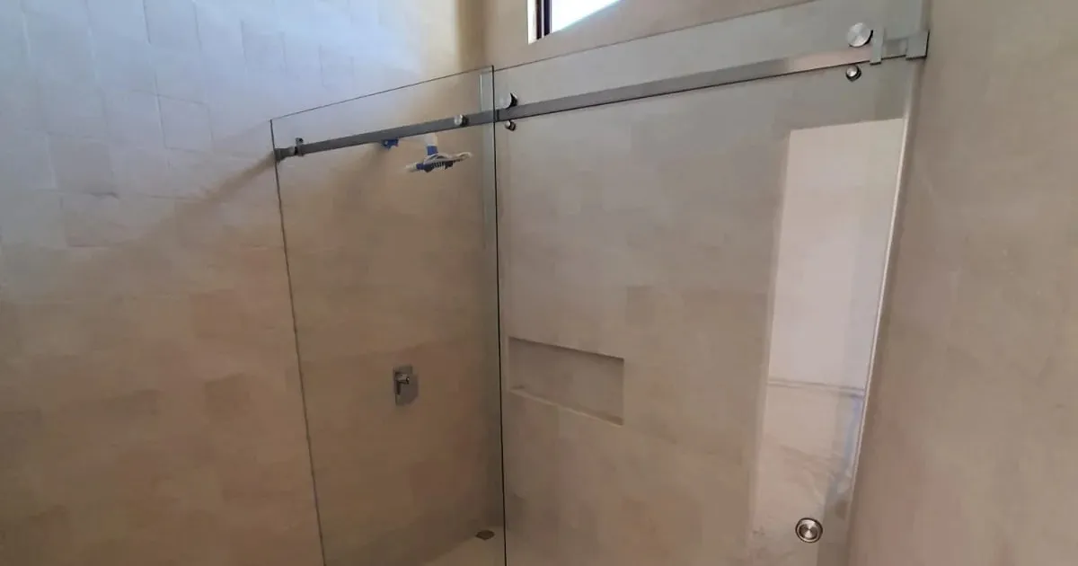 Instalación de Divisiones de Baño Corredizas