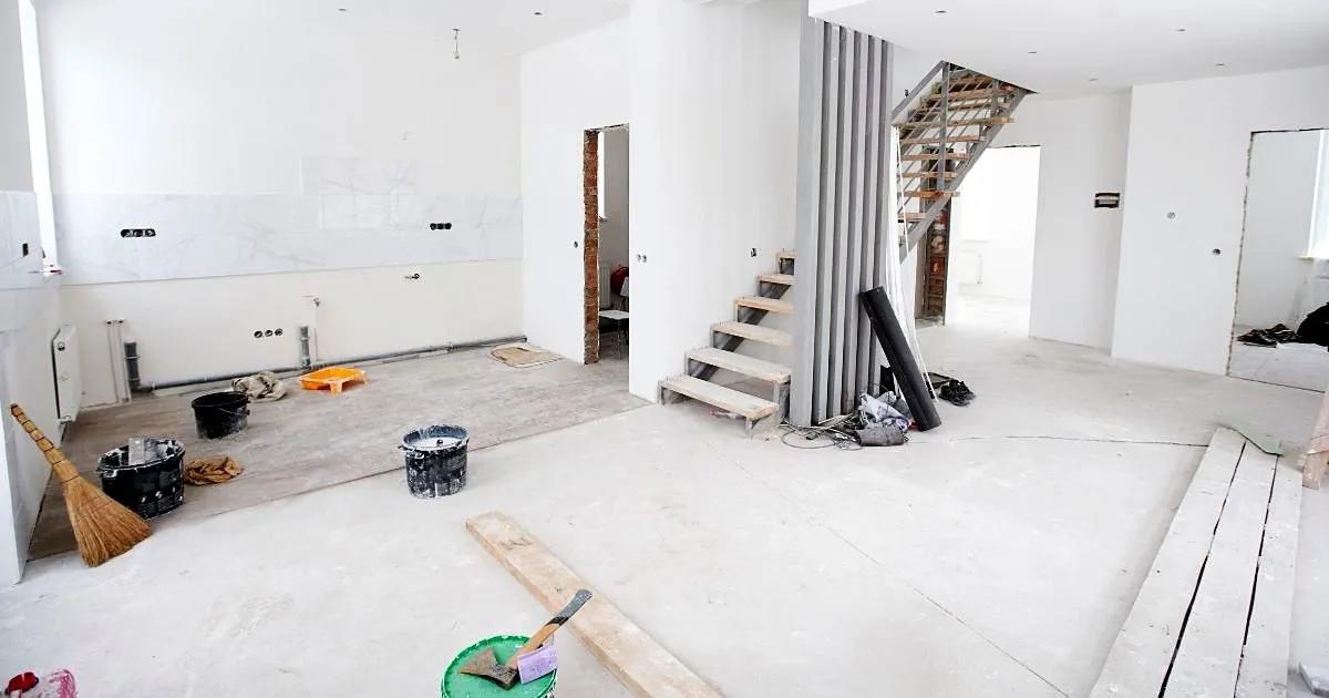 Apartamento amplio en obra blanca con muros recién pintados y baldes de pintura en el piso